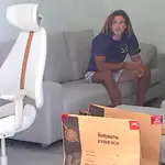 Foto proporcionada por la Policía Real de Tailandia en la que se muestra a Daniel Sancho bajo control policial