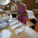 Recuentos de votos en un colegio electoral el 23J.