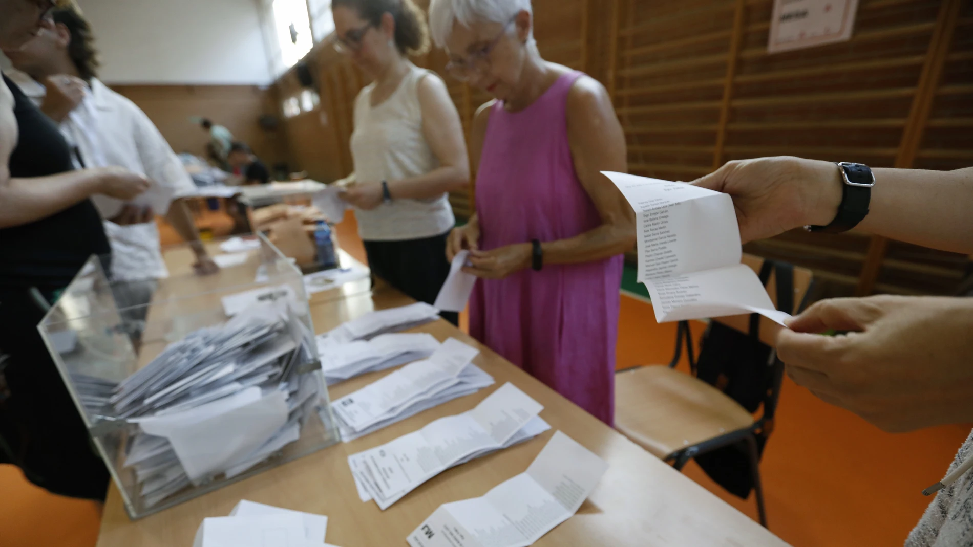 Recuentos de votos en un colegio electoral el 23J.