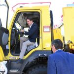 El consejero Suárez-Quiñones se sube a uno de los camiones autobombas repartidos