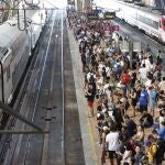  Numerosas personas en los andenes de la estación de Atocha