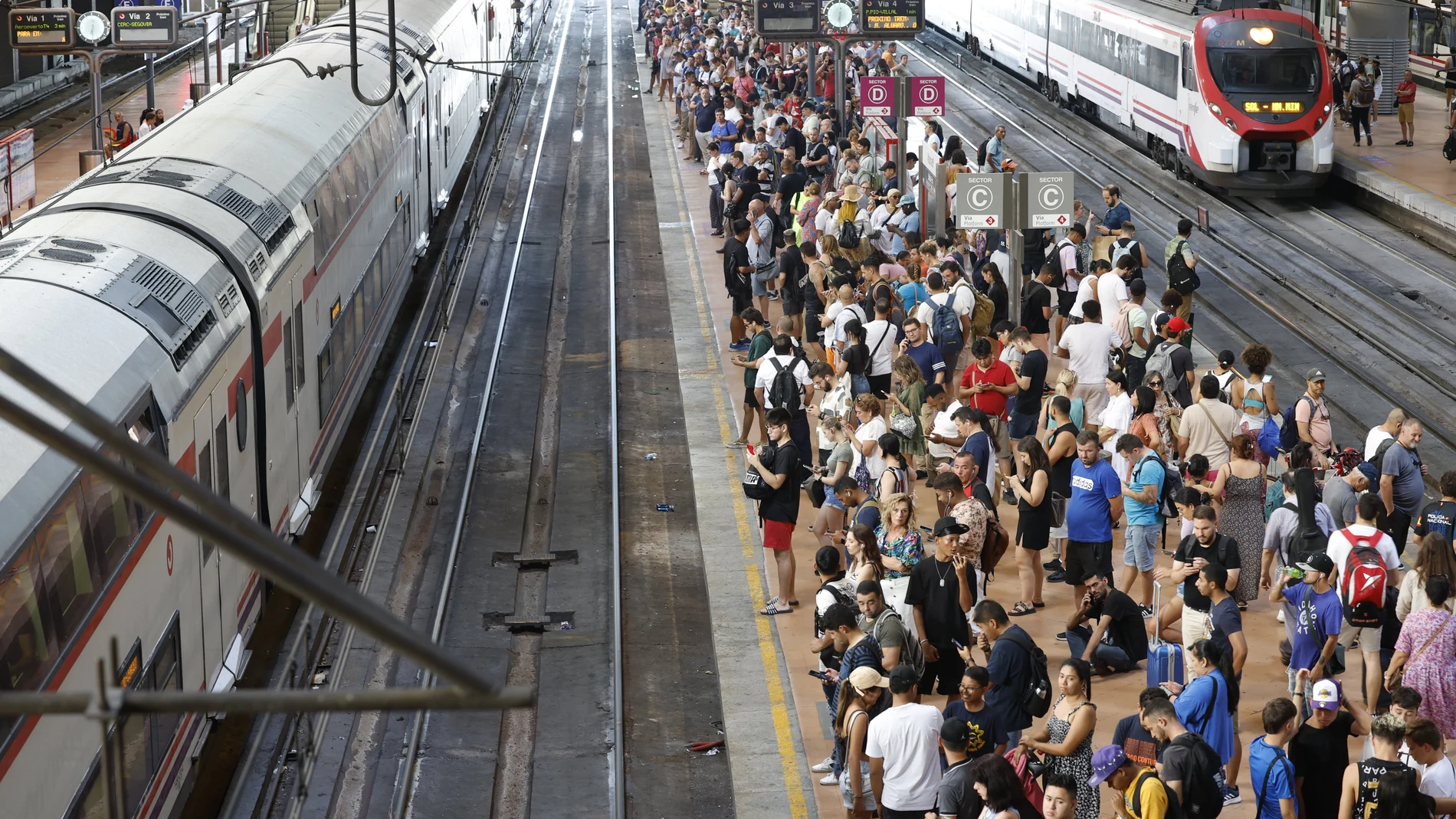 Numerosas personas en los andenes de la estación de Atocha