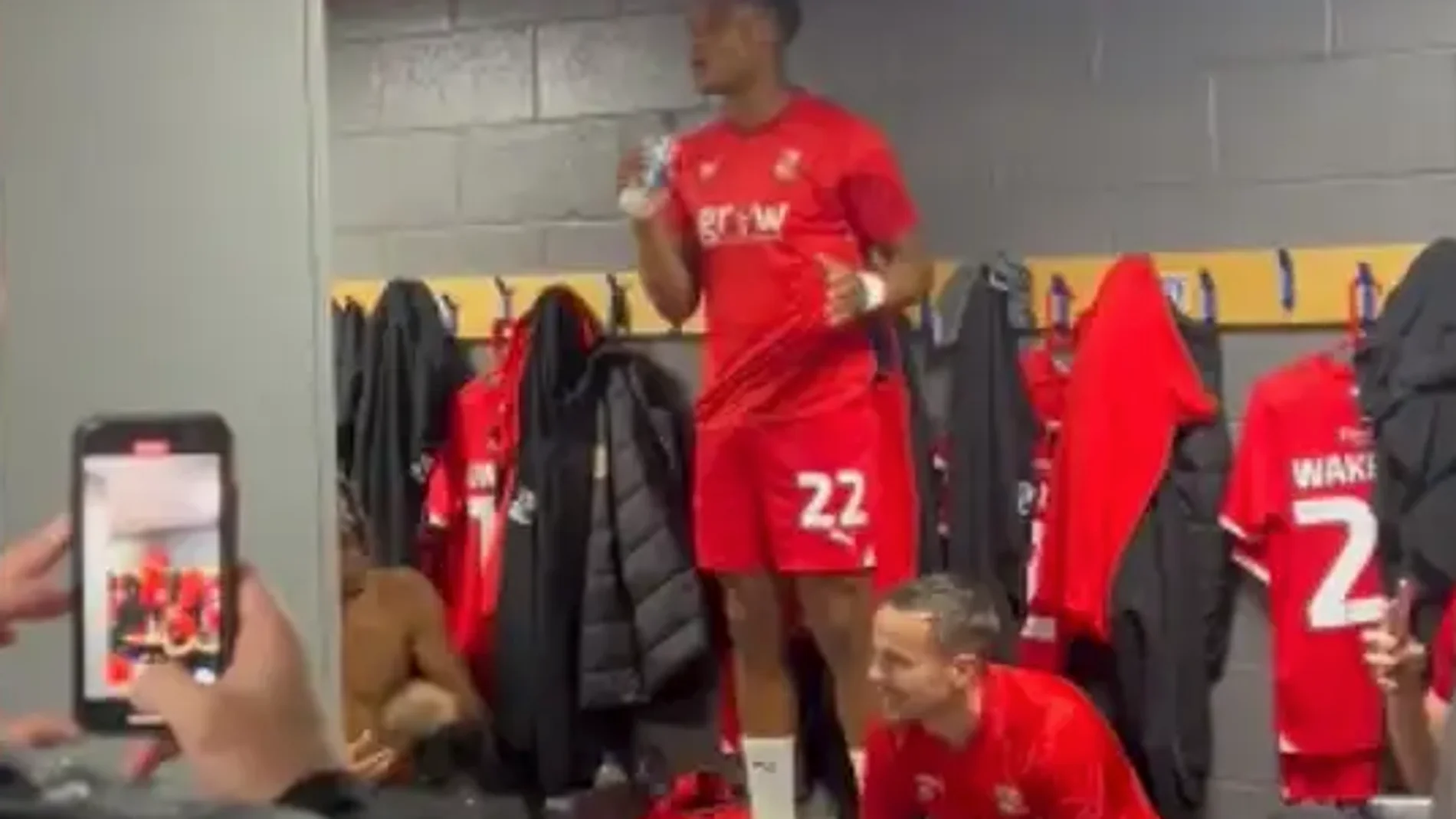 ¿Udoka o John Legend? La Impactante Actuación en el Vestuario de Swindon Town