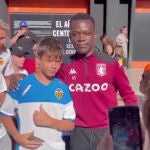Hincha del Aston Villa es confundido con un jugador y desata euforia en Valencia