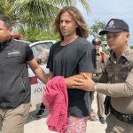 Daniel Sancho es escoltado por agentes de la Policía tailandesa hasta el tribunal desde la comisaría de Koh Phangan