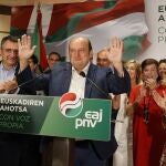 El presidente del PNV Andoni Ortuzar (c) junto al portavoz en el congreso y candidato de esta formación Aitor Esteban (i) el lehendakari Iñigo Urkullu, (d) y candidatos junto a afiliados realizan un balance de las elecciones generales. 