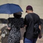 Dos personas se protegen del calor 