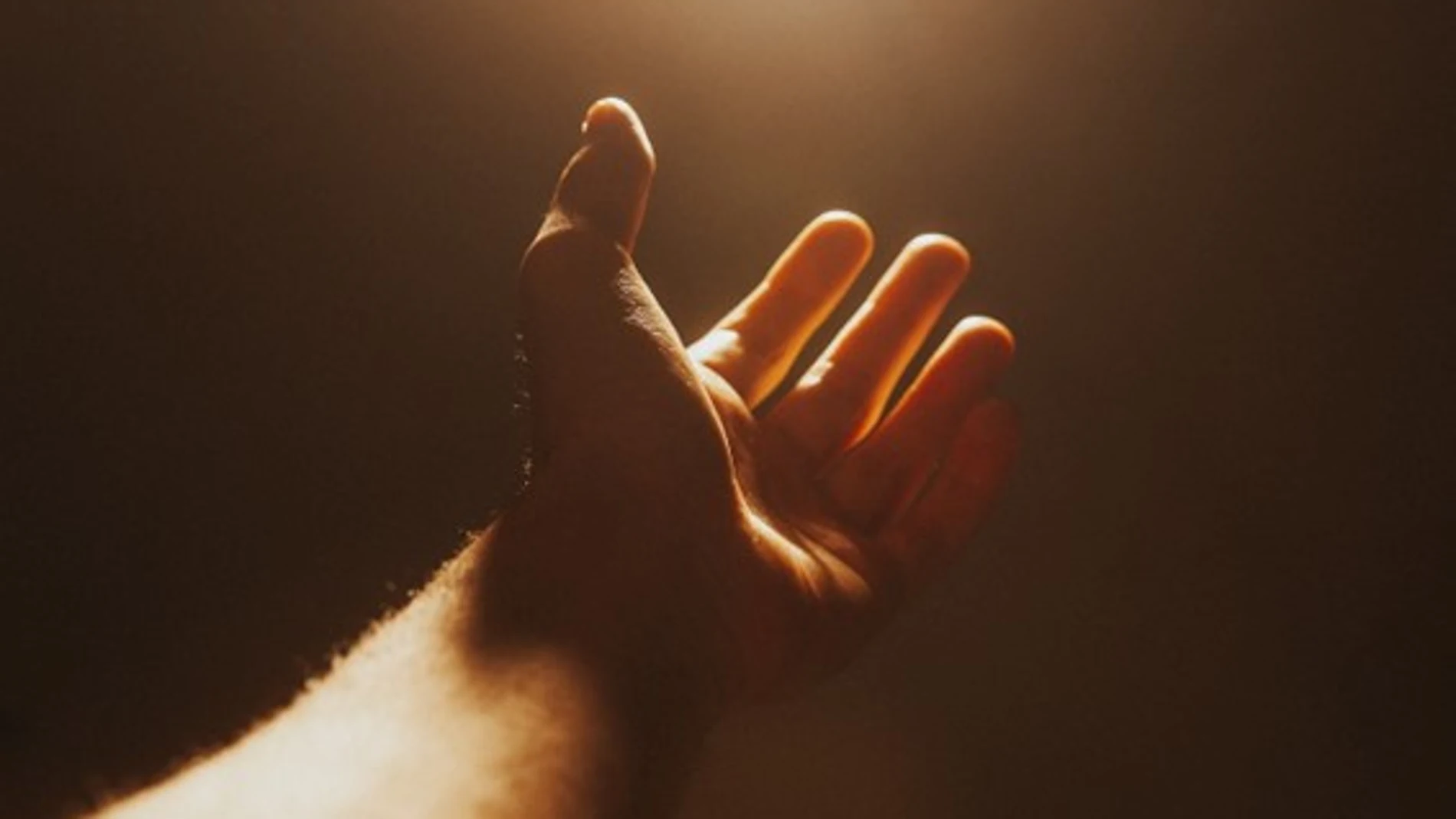 Mano iluminada con la palma hacia arriba