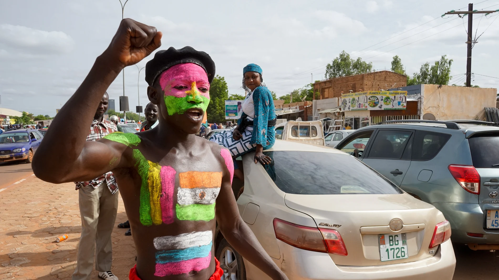 Un simpatizante de las fuerzas armadas con su cuerpo pintado con las banderas de Níger y Rusia durante un mitin en Niamey, Níger, el 06 de agosto de 2023,