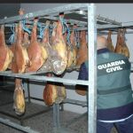 Un agente de la Guardia Civil inspecciona algunos de los productos