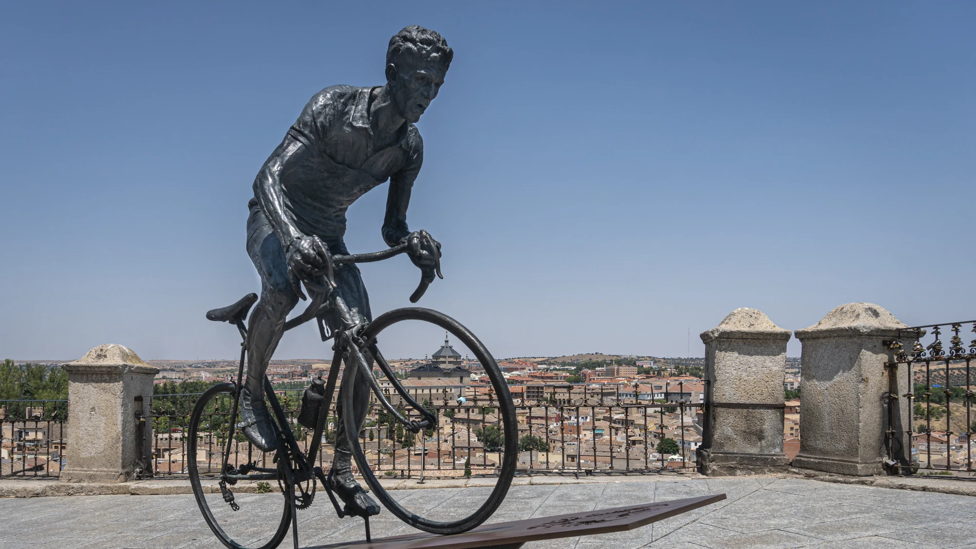 Estatua de Federico Martín Bahamontes en Toledo