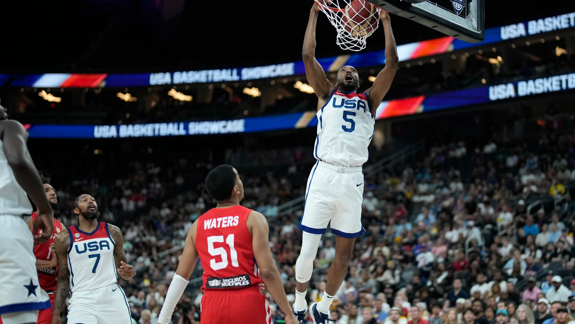 Mikal Bridges anota con un mate ante Puerto Rico