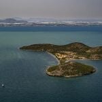 Los vertidos procedentes de las explotaciones agrícolas intensivas tiñen las aguas del mar Menor en torno a la Isla Perdiguera (Murcia).