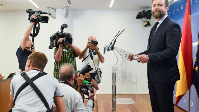 Espinosa de los Monteros alega motivos personales para dejar el Congreso y la dirección de Vox, pero seguirá de afiliado