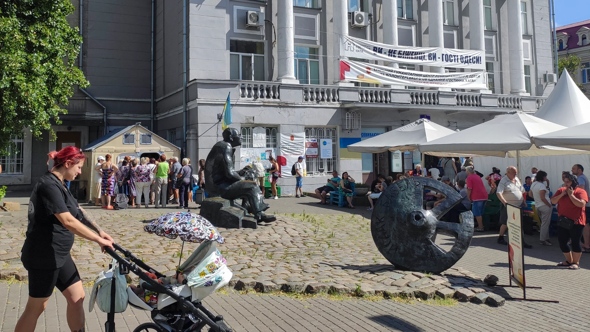 ODESA (UCRANIA), 08/08/2023.- A pesar de los recientes ataques con misiles, la ciudad portuaria de Odesa continúa brindando refugio temporal a más de 120.000 ucranianos desplazados a causa de la guerra, que denuncian la pérdida de su hogar y posesiones en los territorios ocupados por Rusia. Todos los días se forman largas colas de personas junto al edificio del Liceo, en el centro de la ciudad. Sobre su acceso cuelga un gran cartel donde se les asegura que se les recibe como "huéspedes de Ode...