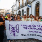 Vecinos de Pozoblanco (Córdoba) en la concentración el martes por la tarde contra el asesinato de Juani, una mujer de 32 años, presuntamente a manos de su compañero sentimental, de 39 años, que los indicios apuntan a que se suicidó después de matarla. Tras este nuevo crimen machista, el Ayuntamiento de Pozoblanco, una localidad de unos 17.000 habitantes, ha declarado este martes y miércoles como días de luto oficial por el asesinato de la joven, vecina de Pozoblanco