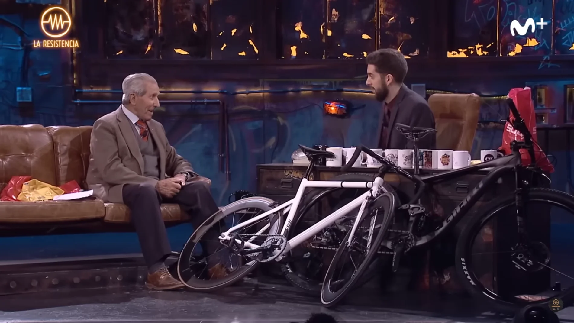 Federico Martín Bahamontes junto a David Broncano en el plató de 'La Resistencia'