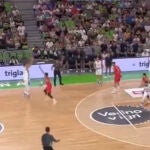 Doncic, en uno de sus triples imposibles ante Montenegro