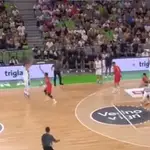 Doncic, en uno de sus triples imposibles ante Montenegro