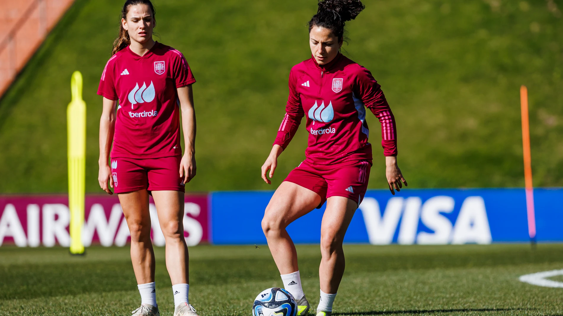 WELLINGTON (NUEVA ZELANDA) 09/08/2023.- Las defensas de la selección española Laia Codina (i) e Ivana Andrés participan en el entrenamiento del equipo este martes en Wellington (Nueva Zelanda) para preparar su partido de cuartos de final del Mundial femenino de fútbol contra Países Bajos del próximo 12 de agosto. EFE/ Pablo García/RFEF SOLO USO EDITORIAL/SOLO DISPONIBLE PARA ILUSTRAR LA NOTICIA QUE ACOMPAÑA (CRÉDITO OBLIGATORIO)