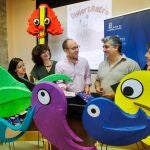 Miriam Hernández, responsable del Divierteatro, Marcos Iglesias, alcalde de Ciudad Rodrigo y Manuel González, director de la Feria de Teatro de Castilla y León, durante la presentación del programa Diverteatro de la Feria de Teatro de Castilla y León