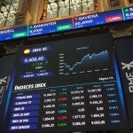 Paneles muestran los índices bursátiles en el interior del Palacio de la Bolsa.