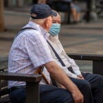 Dos hombres, uno protegido con mascarilla, charlan sentados en un banco este miércoles en Vitoria. La venta de test de antígenos para la detección del covid-19 se ha duplicó en la última semana de julio respecto al mismo período del mes anterior. Navarra, el País Vasco y la Comunidad Valenciana encabezaron las ventas, apuntó el informe de la consultora Iqvia
