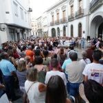 Multitudinaria concentración la tarde del martes en Pozoblanco (Córdoba) por el asesinato de Juani, una vecina de 32 años de este pueblo cordobés de unos 17.000 habitantes. Juani denunció en 2017 a su pareja y se dictó contra él una orden de alejamiento que quedó inactiva en 2018