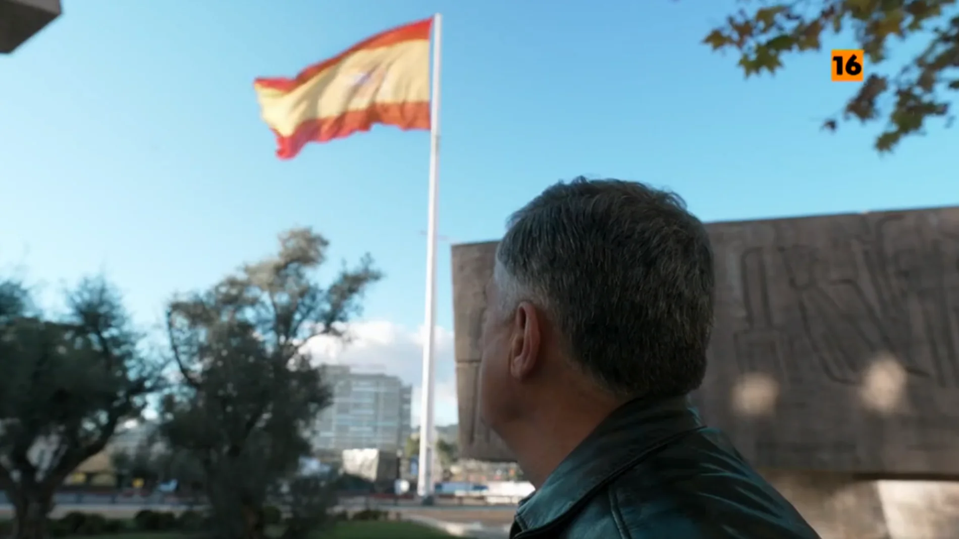 Wyoming mira de perfil la gran bandera nacional que luce en la plaza de Colón en Madrid