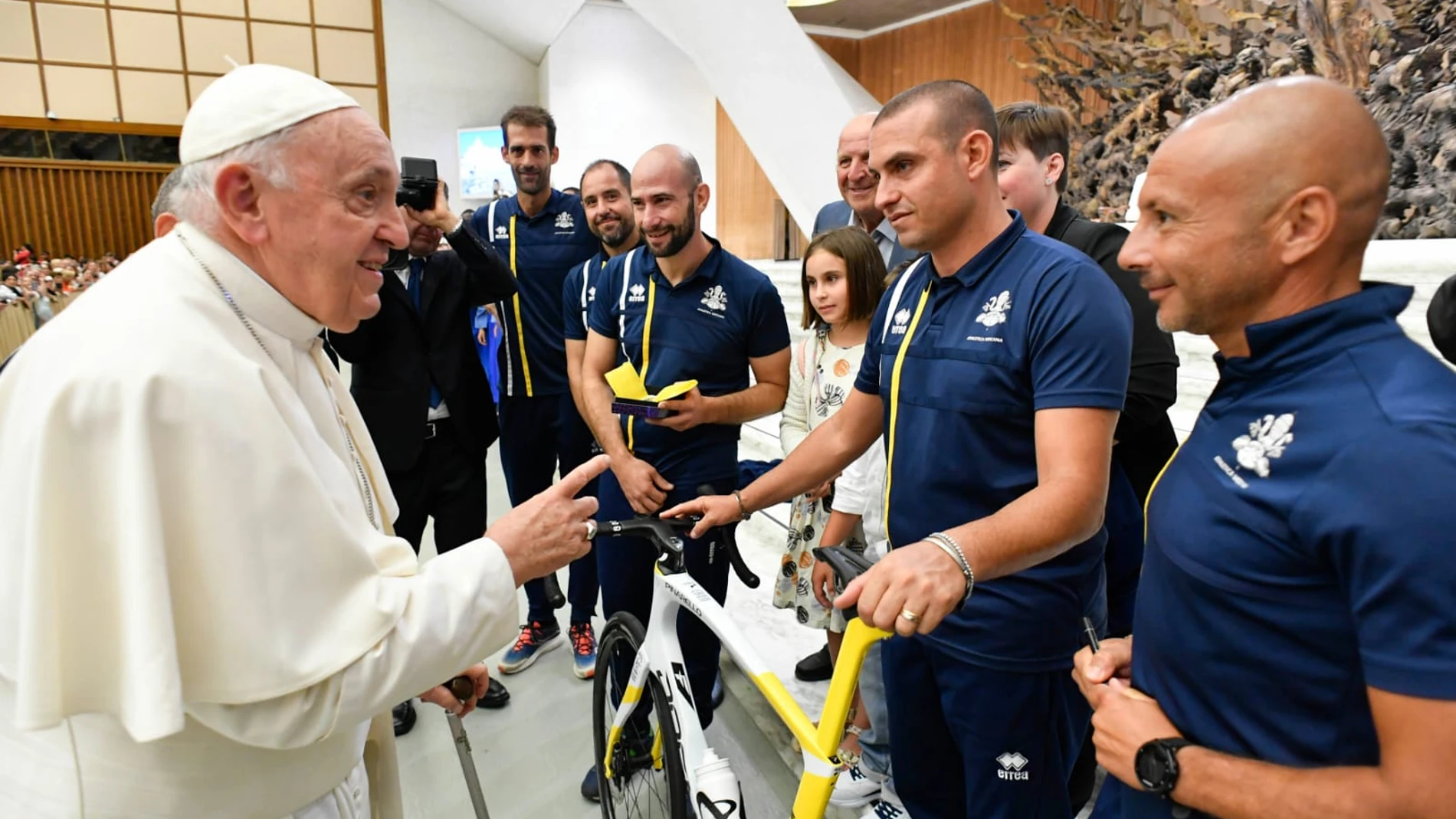 CIUDAD DEL VATICANO, 09/08/2023.- El papa Francisco recibe este miércoles a los ciclistas del equipo Athletica Vaticana que compitieron este fin de semana en el Mundial de Glasgow y firmó una bicicleta que será subastada para mantener el servicio del centro pediátrico vaticano en favor de 500 familias pobres con niños pequeños. EFE/Vatican Media SOLO USO EDITORIAL/SOLO DISPONIBLE PARA ILUSTRAR LA NOTICIA QUE ACOMPAÑA (CRÉDITO OBLIGATORIO)