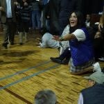 Asistentes al mitin con el candidato presidencial Fernando Villavicencio se resguardan durante el tiroteo en el cual fue asesinado el aspirante hoy, en Quito (Ecuador).