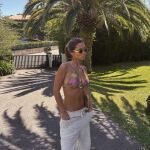 María Pombo con pantalones de Zara.