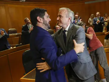 El popular Jorge Azcón (d) saluda al portavoz de Vox y próximo vicepresidente, Alejandro Nolasco tras ser investido como presidente de Aragón durante la segunda jornada de debate este jueves, en Zaragoza. El popular Jorge Azcón (d) saluda al portavoz de Vox y próximo vicepresidente, Alejandro Nolasco tras ser investido como presidente de Aragón durante la segunda jornada de debate este jueves, en Zaragoza.