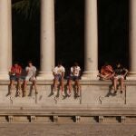 Grupo de jóvenes en El Retiro, Madrid.