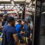 Reportaje Ambiente Metro de Madrid El Abono Transportes de Metro servirá para todas las zonas con el nuevo Gobierno de la CAM Viajeros + Andenes + Vagones + Estaciones + Tornos de Acceso + Pasajeros + © Alberto R. Roldan / Diario La Razon 17 08 2019