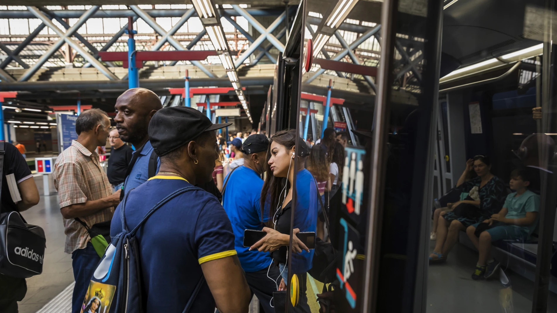 Reportaje Ambiente Metro de Madrid El Abono Transportes de Metro servirá para todas las zonas con el nuevo Gobierno de la CAM Viajeros + Andenes + Vagones + Estaciones + Tornos de Acceso + Pasajeros + © Alberto R. Roldan / Diario La Razon 17 08 2019