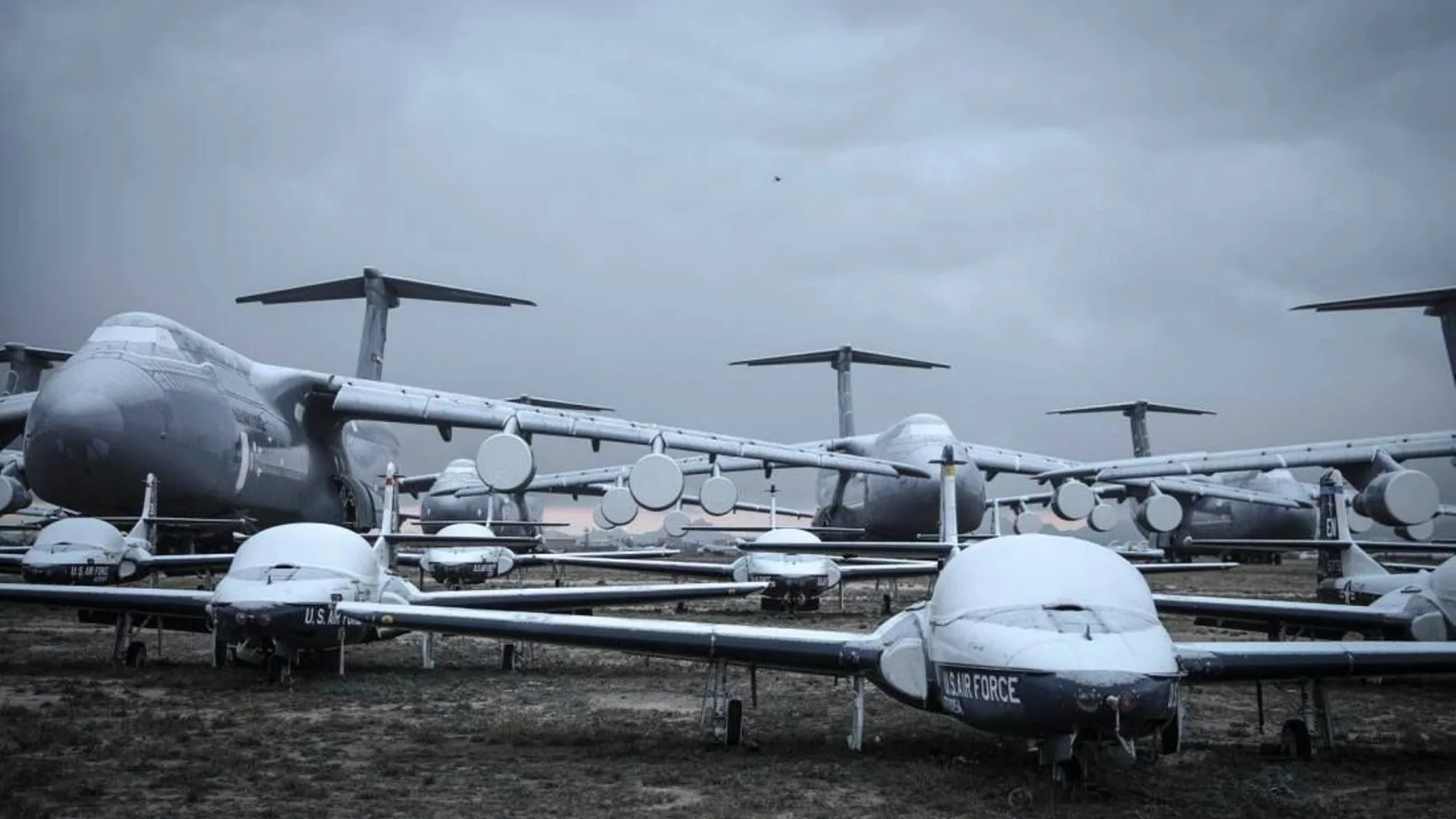 Vista del imponente 309º Grupo de Mantenimiento y Regeneración Aeroespacial, comúnmente conocido como «el cementerio»