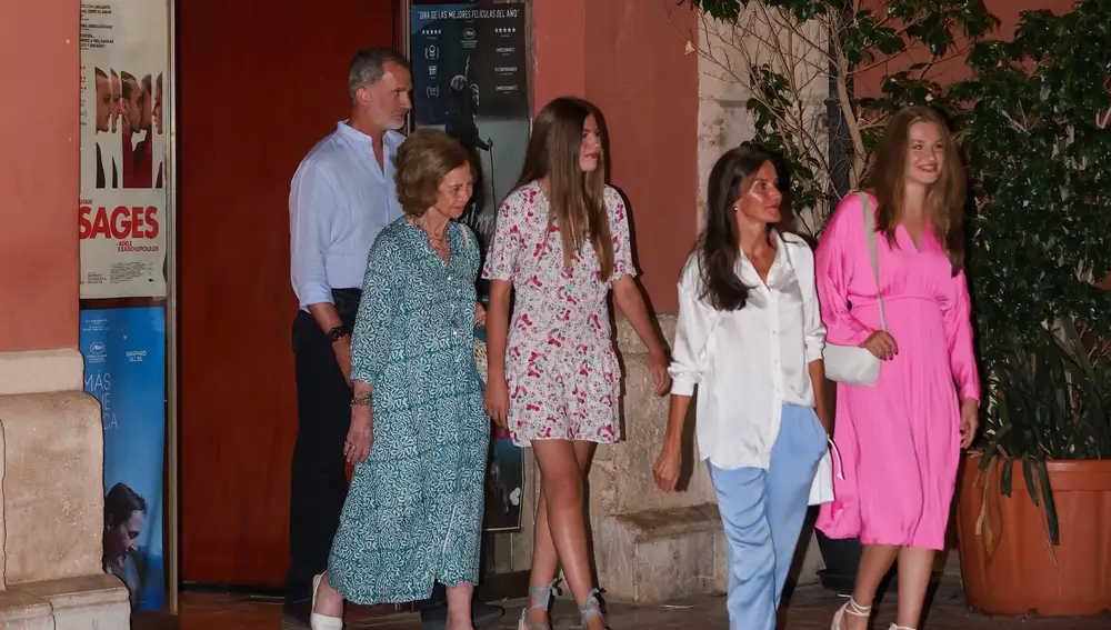 La Reina Letizia, la Princesa Leonor, la Infanta Sofía y la Reina Sofía salen del cine tras ver la película de Barbie a 10 de Agosto de 2023 en Mallorca (España).