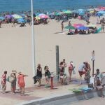 Bañistas hace uso de las duchas de la playa de la Victoria este viernes antes del corte previsto a partir del lunes debido a la sequía. El alcalde de Cádiz, Bruno García (PP), también ha anunciado el cierre de las duchas existentes en las playas de la localidad a partir del lunes 14 de agosto, que dejarán de estar operativas para su uso, a exepción de las que se encuentren en los módulos para personas con movilidad reducida. También mantendrá disponibles con agua los grifos para lavarse los pies