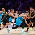 Parra persigue a Doncic con la ayuda de Willy