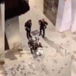 Captura del vídeo en el que un agente agrede a un hombre en Olot, Girona