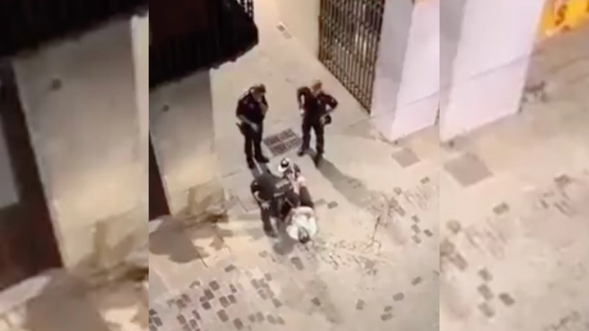 Captura del vídeo en el que un agente agrede a un hombre en Olot, Girona