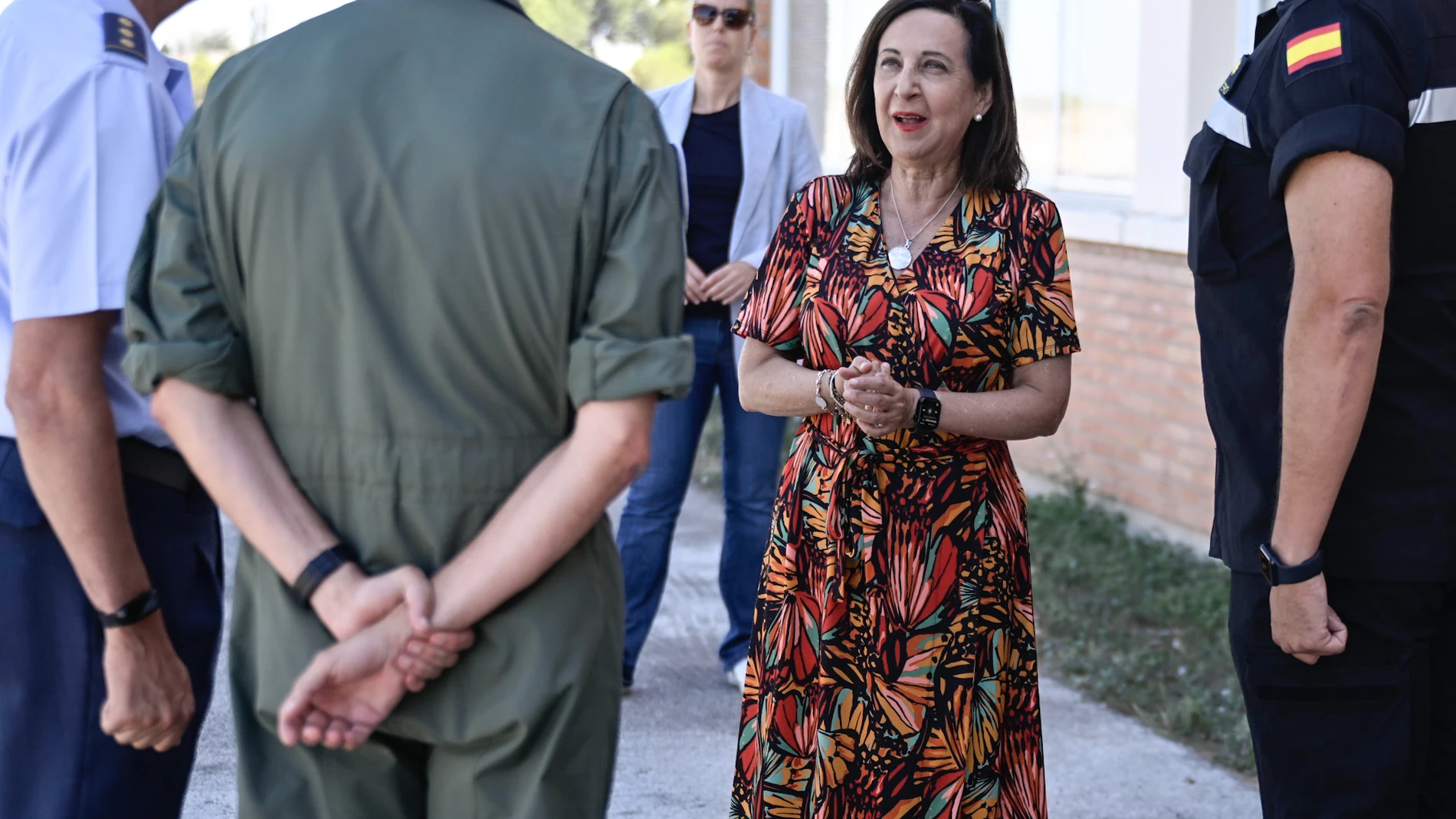 La ministra de Defensa en funciones, Margarita Robles, durante su visita a la Base Aérea de Zaragoza, a 11 de agosto de 2023, en Zaragoza, Aragón (España). Durante su visita a la Base Aérea, la ministra ha ido al Destacamento del 43 Grupo del Ejército del Aire y del Espacio, y ha supervisado la evolución de la campaña contra incendios. 11 AGOSTO 2023;BASE;AÉREA;EJÉRCITO;AIRE;INCENDIOS;DEFENSA Marcos Cebrián / Europa Press 11/08/2023