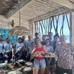 Xandra Luque junto al equipo de Los Baños Sunshine.