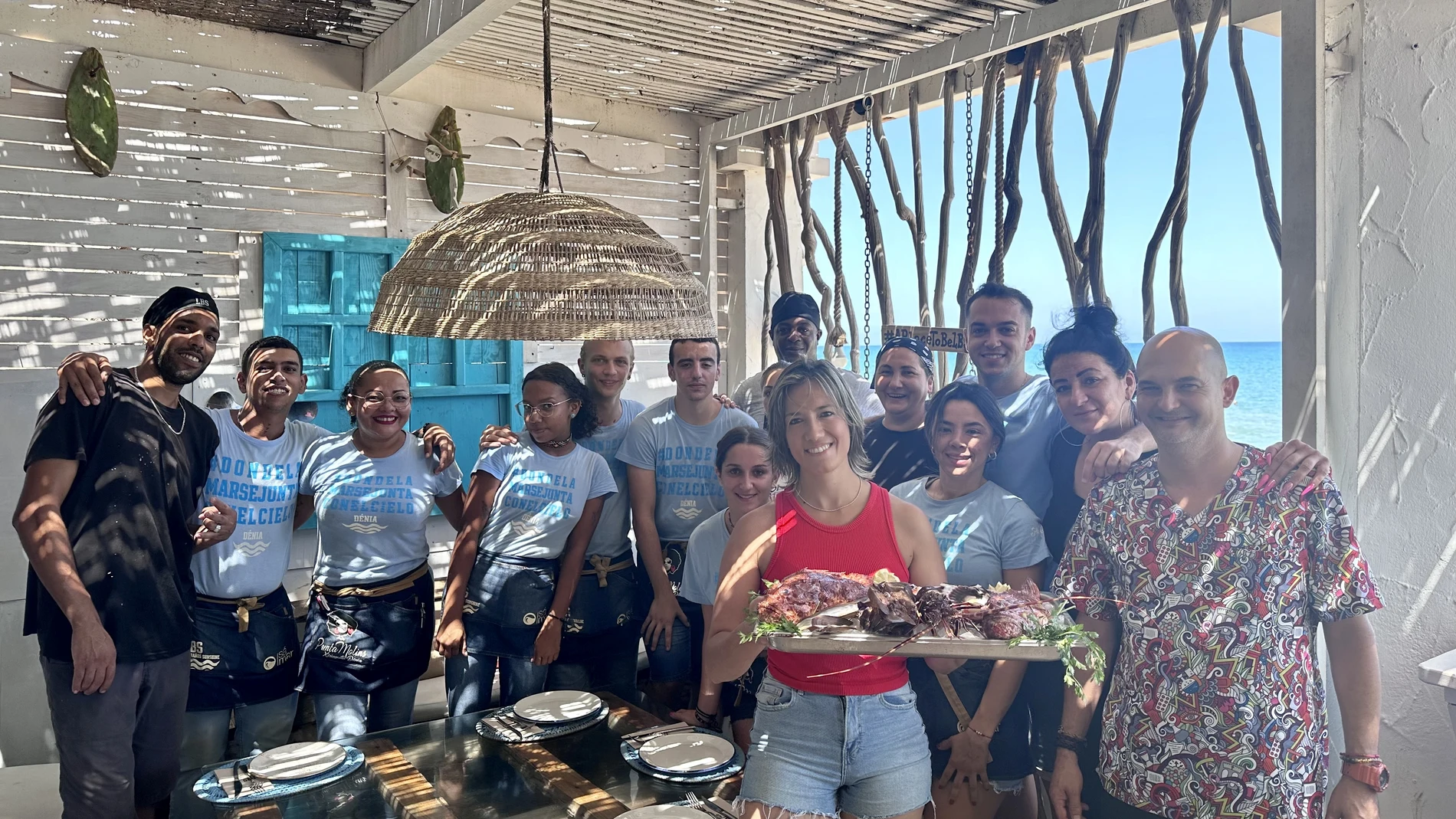 Xandra Luque junto al equipo de Los Baños Sunshine.