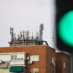 Torres antenas repetidores de telefonía sobre edificios en Madrid.