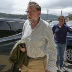 El expresidente del Gobierno Mariano Rajoy (i) junto al líder del PP, Alberto Núñez-Feijóo (d), a su llegada a un restaurante en Cedeira, A Coruña, este viernes. EFE/ Moncho Fuentes