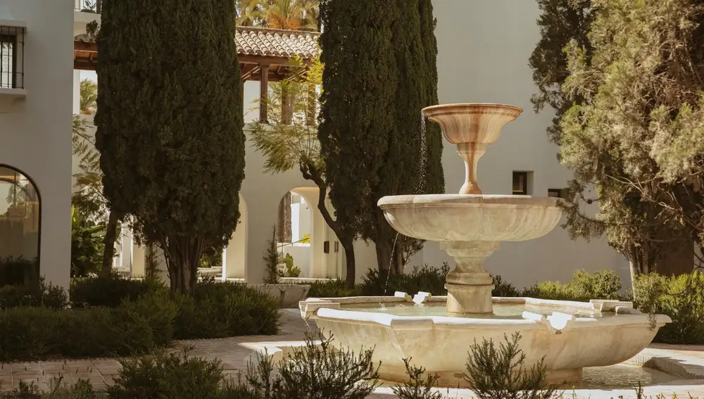 Detalle de uno de los patios del hotel presidido por esta preciosa fuente
