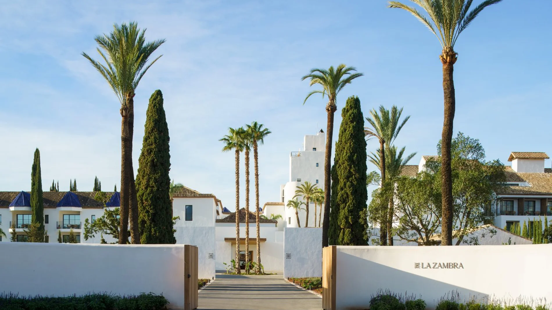Los recuerdos y aires andaluces de su arquitectura son visibles nada más entrar en este magnífico hotel.