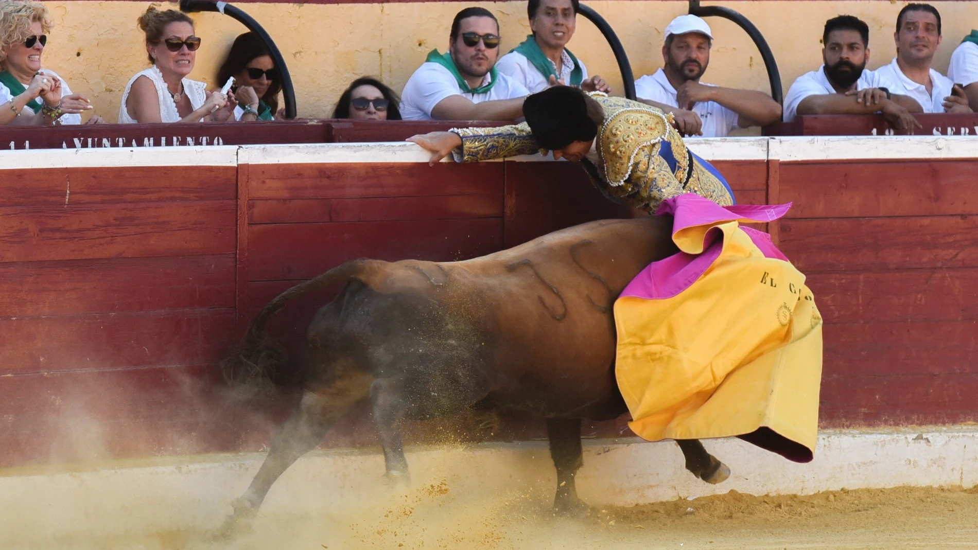 HUESCA, 12/08/2023.- El torero Manuel Díaz "El cordobés" sufre una cogida en la plaza de toros de Huesca este sábado. EFE/Javier Blasco